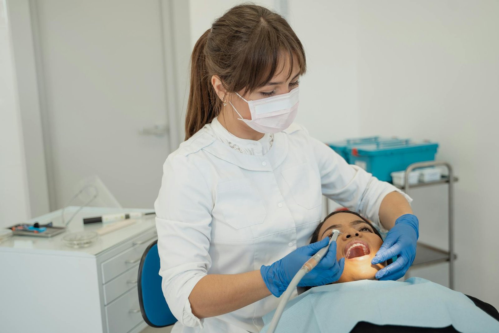 Illustration of Tooth Filling Hyderabad: Stunning Composite vs Affordable Silver Options in Himayatnagar